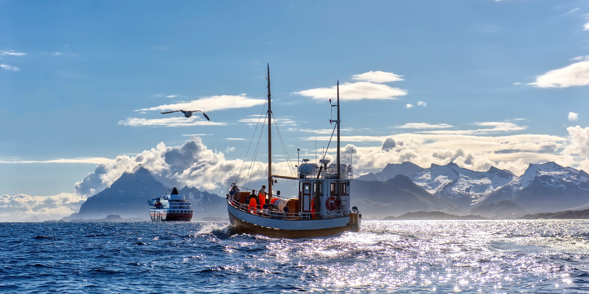 Ein Hurtigruten Schiff, das auf den Horizont zufährt, mit einem lokalen Fischerboot dahinter 