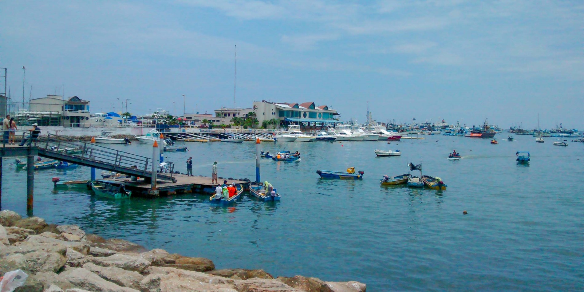 Der malerische Fischereihafen von Manta.