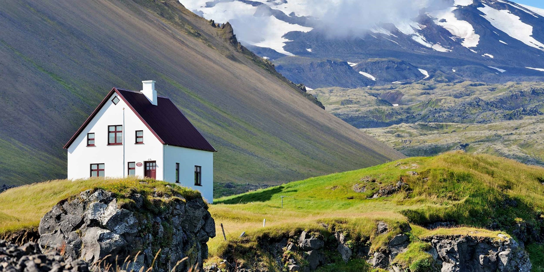 Ein Haus mit einem Berg im Hintergrund