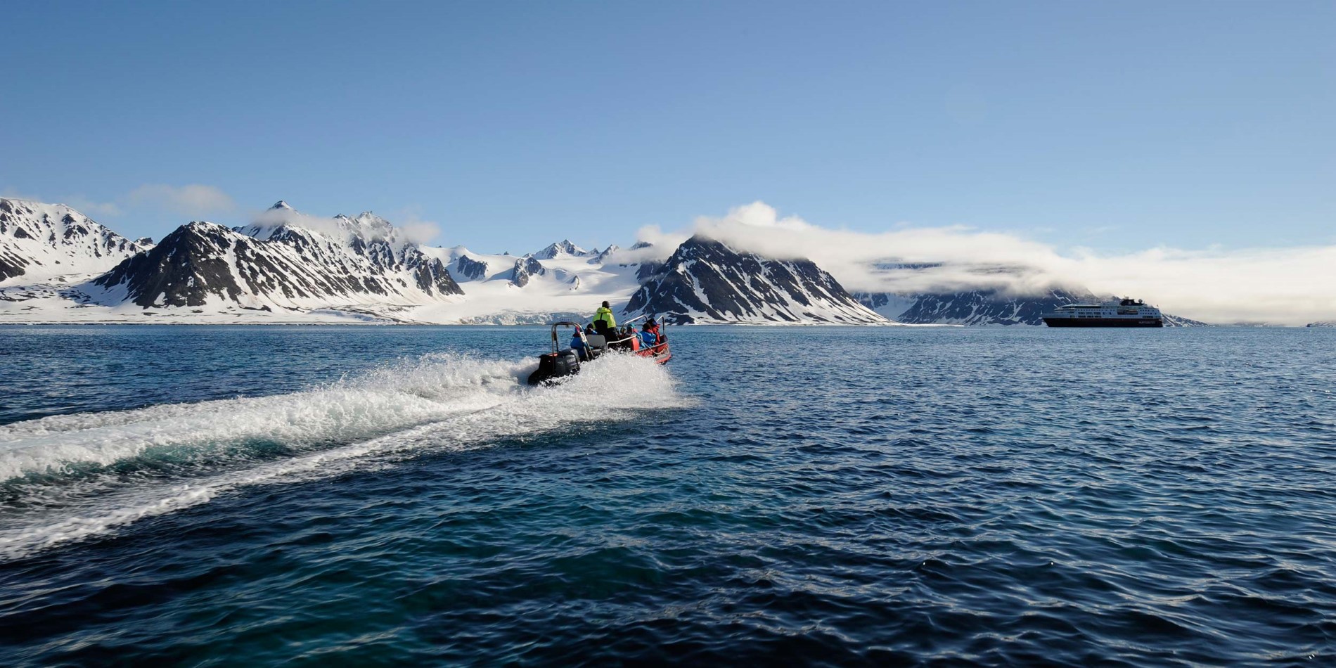 Wir nutzen unsere PolarCirkel Boote, um in Fjorden zu kreuzen und der Tierwelt nahe zu kommen