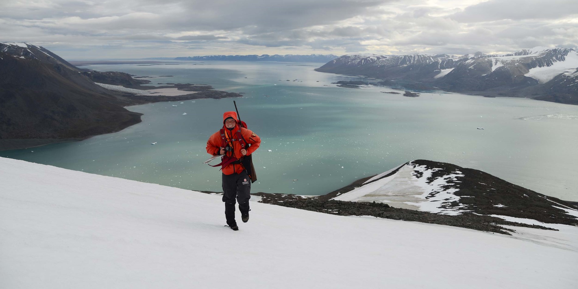 Die steilen Berge, die langen Fjorde und die arktische Natur machen Spitzbergen zu einem exotischen Abenteuer