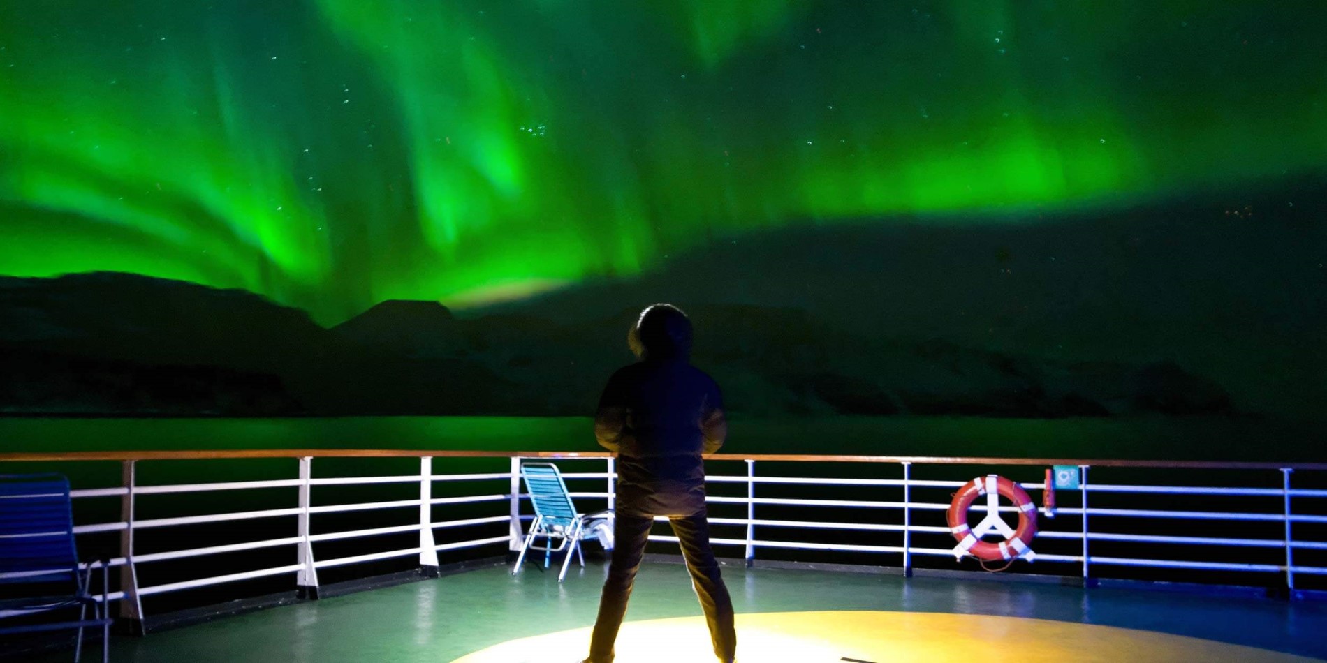 Blick auf die Nordlichter von einem Hurtigruten-Schiff